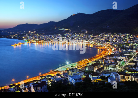 Panoramablick Nachtansicht von Samos-Stadt (Vathi), Samos Insel, Ägäis, Griechenland. Stockfoto