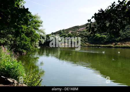 St. Margarets Loch im Holyrood Park, Edinburgh, Schottland. Stockfoto