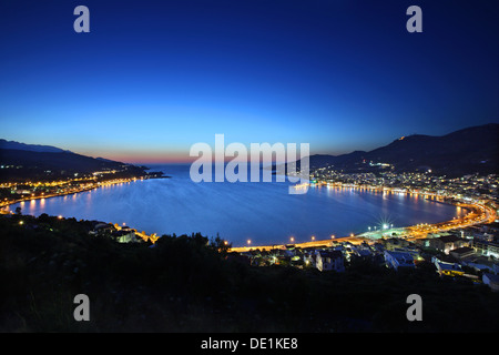 Panoramablick Nachtansicht von Samos-Stadt (Vathi), Samos Insel, Ägäis, Griechenland. Stockfoto