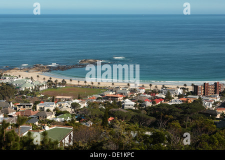 Aerial View von Camps Bay Strand aus den umliegenden Bergen, Cape Town, Südafrika Stockfoto