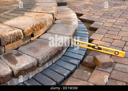 Fertiger trifft sich mit Terrasse Schritte und Baustellenabwicklung fast fertig, letzte Prüfung mit gelbe Ebene Stockfoto