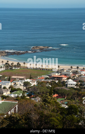 Aerial View von Camps Bay Strand aus den umliegenden Bergen, Cape Town, Südafrika Stockfoto