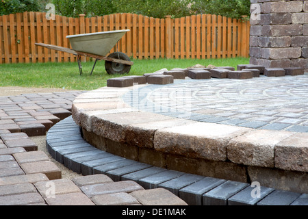 Fertiger trifft sich mit Terrasse-Insel, Insel haben Polymeren Sand gelegt und Job Fertigstellung fast fertig, als letzte Fertiger geschnitten und gelegt Stockfoto