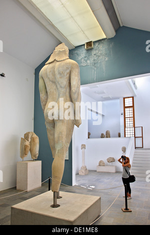 Eine riesige Statue von Kouros ("junger Mann") in der Arcaeological Museum von Vathi Stadt, Insel Samos, Griechenland Stockfoto