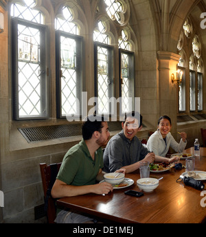 Yale University Studenten Essen in Calhoun Residential College in Yale Summer School. Stockfoto