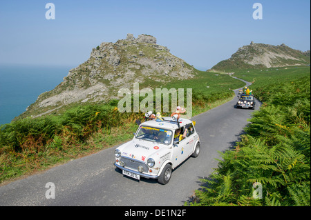 Mini Oldtimer nehmen Teil in der jährlichen Mini Grand Tour in Nord-Devon auf Bank Holiday Montag. 2013 Stockfoto