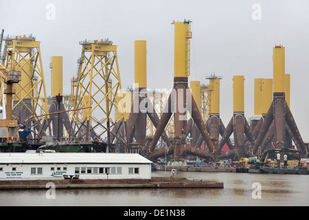 Bremerhaven, Deutschland, Fundamente für Offshore-Windenergieanlagen in Bremerhaven Stockfoto