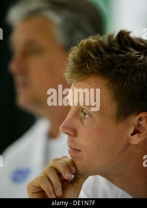 Prag, Tschechische Republik. 10. September 2013. Tschechischer Tennisspieler Tomas Berdych (rechts) und nicht spielen Kapitän Jaroslav Navratil während einer Pressekonferenz vor den Davis Cup Halbfinale gesehen sind Spiel Tschechien gegen Argentinien in Prag, Tschechische Republik, 10. September 2013. Bildnachweis: Michal Kamaryt/CTK Foto/Alamy Live-Nachrichten Stockfoto