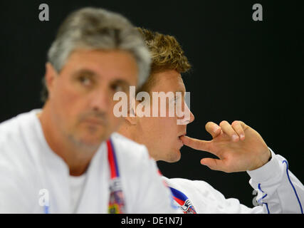 Prag, Tschechische Republik. 10. September 2013. Tschechischer Tennisspieler Tomas Berdych (rechts) und nicht spielen Kapitän Jaroslav Navratil während einer Pressekonferenz vor den Davis Cup Halbfinale gesehen sind Spiel Tschechien gegen Argentinien in Prag, Tschechische Republik, 10. September 2013. Bildnachweis: Michal Kamaryt/CTK Foto/Alamy Live-Nachrichten Stockfoto