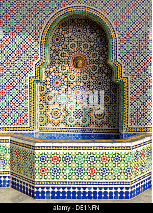 Geographie/Reisen, Marokko, Fes, Mosaik Brunnen aus einer Werkstatt in Fes, Additional-Rights - Clearance-Info - Not-Available Stockfoto