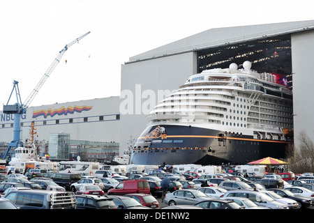 Papenburg, Deutschland, Kreuzfahrtschiff Disney Fantasy auf der Meyer Werft in Papenburg Stockfoto