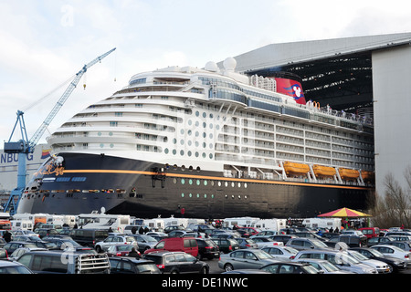 Papenburg, Deutschland, Kreuzfahrtschiff Disney Fantasy auf der Meyer Werft in Papenburg Stockfoto