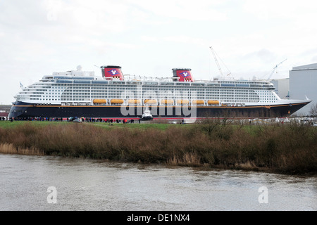 Papenburg, Deutschland, Kreuzfahrtschiff Disney Fantasy auf der Meyer Werft in Papenburg Stockfoto