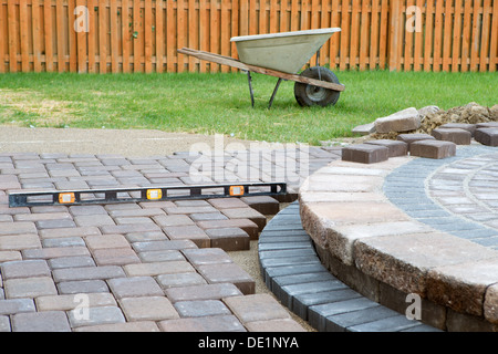 Fertiger sind fast abgeschlossen, letzte Prüfung auf dem Niveau für Regentonne Entwässerung, Sand auf dem Hintergrund schön positioniert. Stockfoto