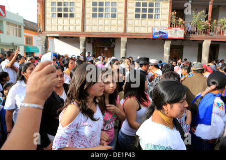 Indigene Gemeinschaft tanzen in Cotacachi Stadt Plaza bei Inti Raymi Fest der Sommersonnenwende markieren Stockfoto