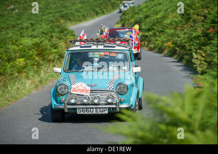 Mini Oldtimer nehmen Teil in der jährlichen Mini Grand Tour in Nord-Devon auf Bank Holiday Montag. 2013 Stockfoto