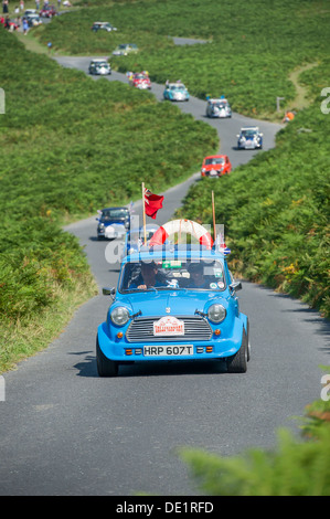 Mini Oldtimer nehmen Teil in der jährlichen Mini Grand Tour in Nord-Devon auf Bank Holiday Montag. 2013 Stockfoto