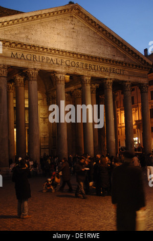 Italien. Rom. Pantheon von Agrippa. Errichtet vom Kaiser Marcus Agrippa und 126 n. Chr. von Hadrian wieder aufgebaut. Außen in der Nacht. Stockfoto