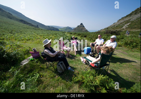 Eine Familie genießen Sie einen Picknick Tag im Urlaub in der Valley Of Rocks, Lynton, Devon, UK Stockfoto