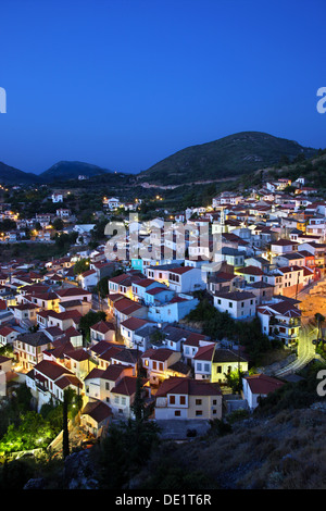 Nachtansicht des (Ano) Vathy ("Samos-Stadt"), Insel Samos, Griechenland. Stockfoto