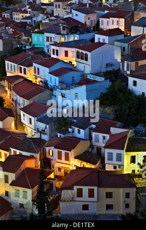 Nachtansicht des (Ano) Vathy ("Samos-Stadt"), Insel Samos, Griechenland. Stockfoto