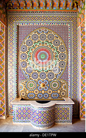 Geographie/Reisen, Marokko, Fes, Mosaik Brunnen aus einer Werkstatt in Fes, Additional-Rights - Clearance-Info - Not-Available Stockfoto