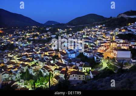 Nachtansicht des (Ano) Vathy ("Samos-Stadt"), Insel Samos, Griechenland. Stockfoto