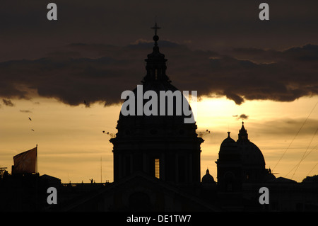 Italien. Rom. Basilika von Carlo al Corso bei Sonnenuntergang. Hintergrundbeleuchtung. Stockfoto