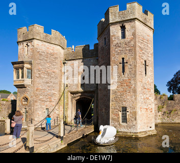 Des Bischofs Palast und Graben mit großen Modell Schwan schwimmt auf es Brunnen Somerset England uk gb EU-Europa Stockfoto