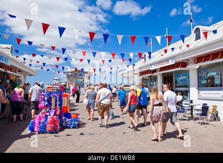 Touristen auf Weston Super Mare Grand Pier Thornleigh Somerset England UK GB EU Europa Stockfoto