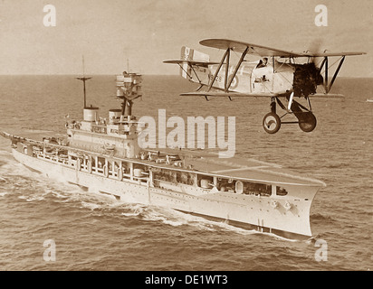Doppeldecker nur abgenommen von einem Flugzeugträger frühen 1900er Jahren Stockfoto