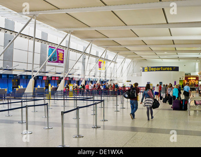 Warteschlangen am Flughafen East Midlands beim Check-in an den Schaltern im Bereich Castle Donnington Derbyshire England GB EU Europa Stockfoto