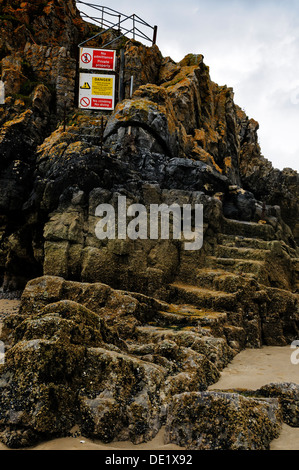 Geschnitzte Steinstufen klettern aus dem Sand der Burg Strand bis zu den Gezeiten Felsvorsprung St. Catherines Island, Schloss Strand, Tenby Stockfoto