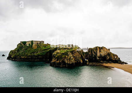 Die gewaltige aussehende Festung aus Granit und Kalkstein auf die Gezeiten der St. Catherines Island, Schloss Strand, Tenby Stockfoto