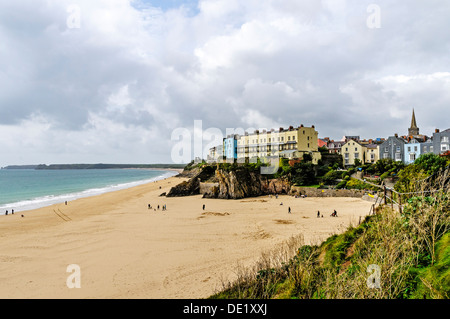 Pastell farbigen Pensionen mit Blick auf Schloss Strand, eine weite Sandstrand zwischen Burgberg und East Cliff, Tenby Stockfoto