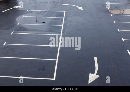 Malte Pfeile Einkreisen der leeren Räume in einen Parkplatz an einem regnerischen Tag, Nottingham, England, Großbritannien Stockfoto