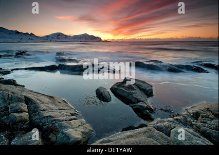 Abend in Skagsanden, einem Strand in der Nähe von Flakstad, Flakstadøy, Lofoten, Nordland, Norwegen Stockfoto