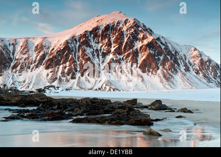 Abend in Skagsanden, einem Strand in der Nähe von Flakstad, Flakstadøy, Lofoten, Nordland, Norwegen Stockfoto