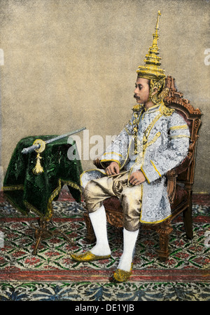 Rama V (Chulalongkorn), König von Siam, in Seiner königlichen Kleidung, ca. 1900. Handcolorierte halftone Wiedergabe einer Fotografie Stockfoto