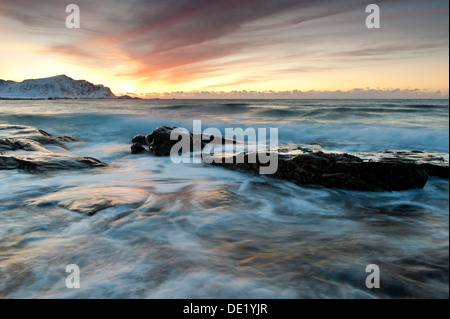 Abendstimmung am Skagsanden Strand in der Nähe von Flakstad, Flakstadøy, Lofoten, Nordland, Norwegen Stockfoto