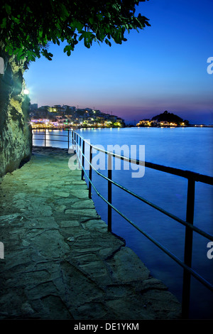 Nachtansicht von Kokkari Village, einem der beliebtesten touristischen Ziele in Insel Samos, Griechenland. Stockfoto