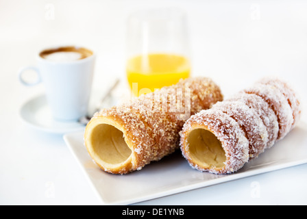 Ungarische Brötchen mit Kaffee und Saft auf weißem Hintergrund Stockfoto