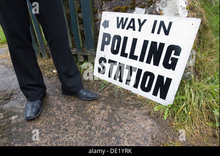 Ein Wähler steht vor einem ländlichen Wahllokal in Stoke Flüsse in Nord-Devon Stockfoto