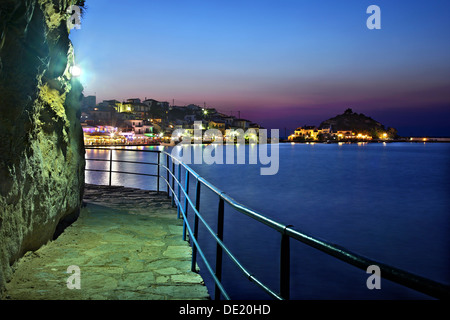 Nachtansicht von Kokkari Village, einem der beliebtesten touristischen Ziele in Insel Samos, Griechenland. Stockfoto