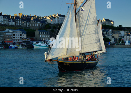 Lys Noir (französische klassische Yacht. Rig: Yawl aurischen, 1914) verlassen die Fischerei Hafen von Granville (Normandie, Frankreich). Stockfoto