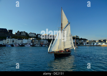 Lys Noir (französische klassische Yacht. Rig: Yawl aurischen, 1914) verlassen die Fischerei Hafen von Granville (Normandie, Frankreich). Stockfoto