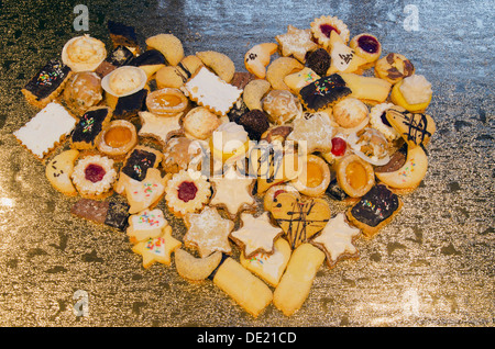 Hausgemachte Weihnachtskekse, angeordnet in Herzform, Bayern Stockfoto