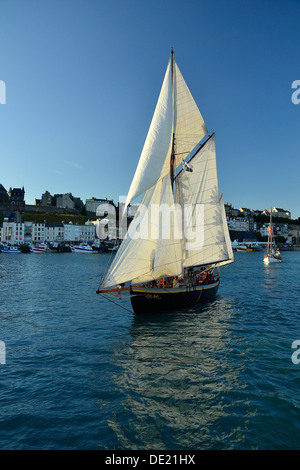 Lys Noir (französische klassische Yacht. Rig: Yawl aurischen, 1914) verlassen die Fischerei Hafen von Granville (Normandie, Frankreich). Stockfoto