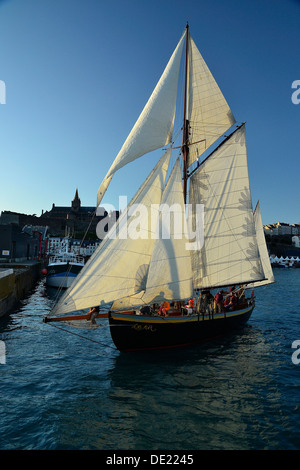 Lys Noir (französische klassische Yacht. Rig: Yawl aurischen, 1914) verlassen die Fischerei Hafen von Granville (Normandie, Frankreich). Stockfoto