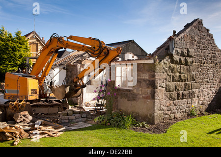 Selbstbau-Haus, Nebengebäude deaktivieren Website bereit für neues Haus gebaut Abriss alte Stein Stockfoto